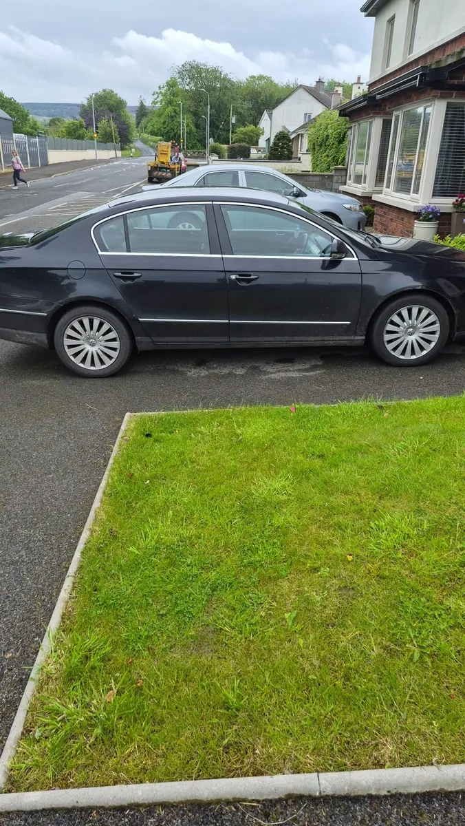 Volkswagen Passat 2009 - Image 2