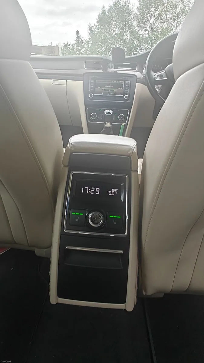 Skoda Superb 2013 - Image 2