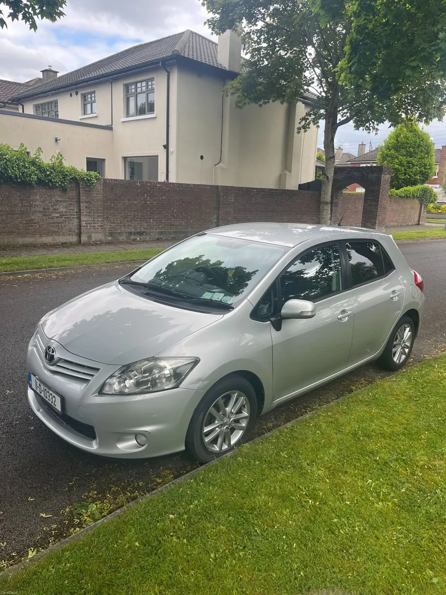 Toyota Auris 2011 - Image 2