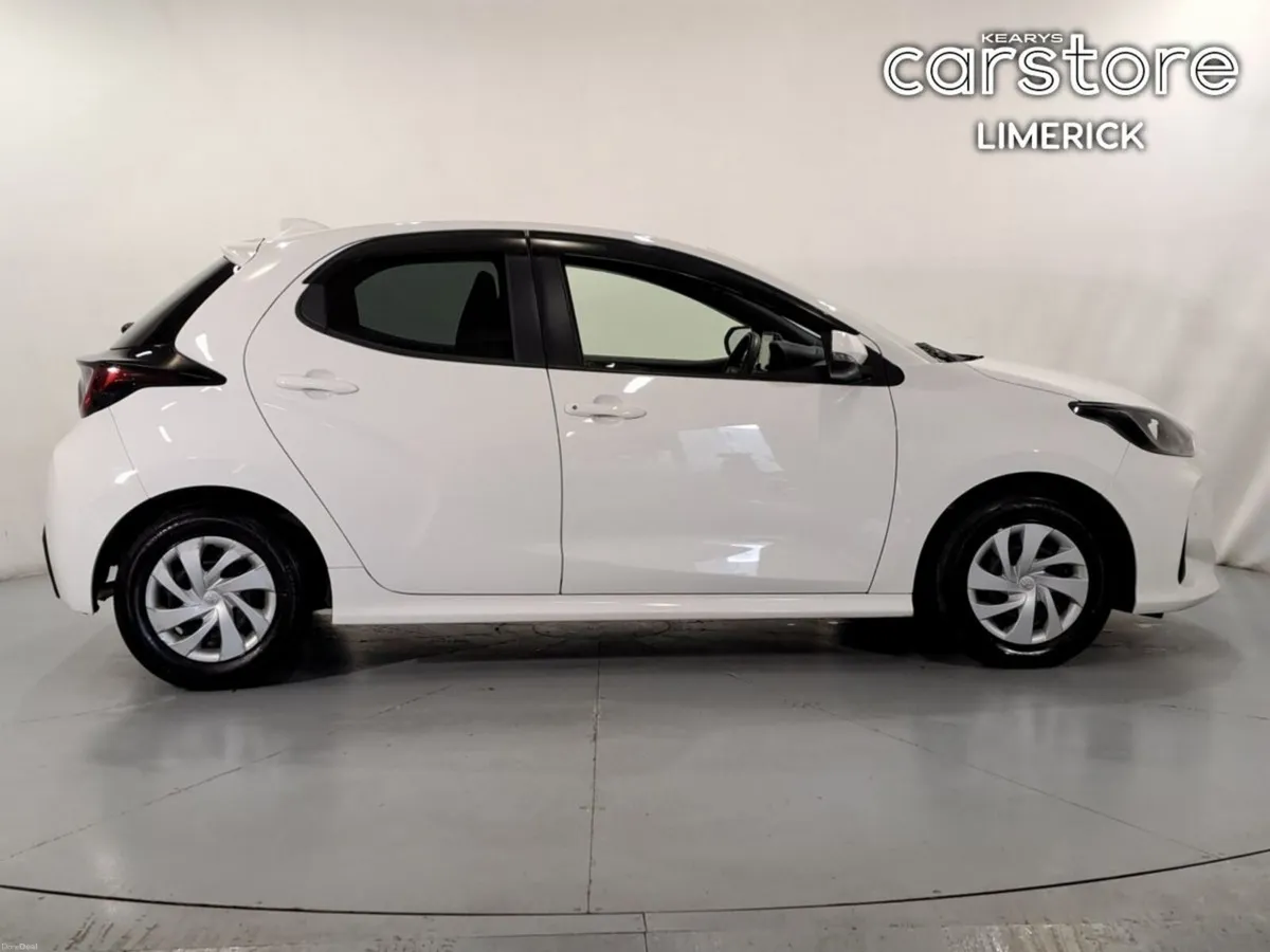 Toyota Yaris 1.5 HYBRID AUTO - Image 2
