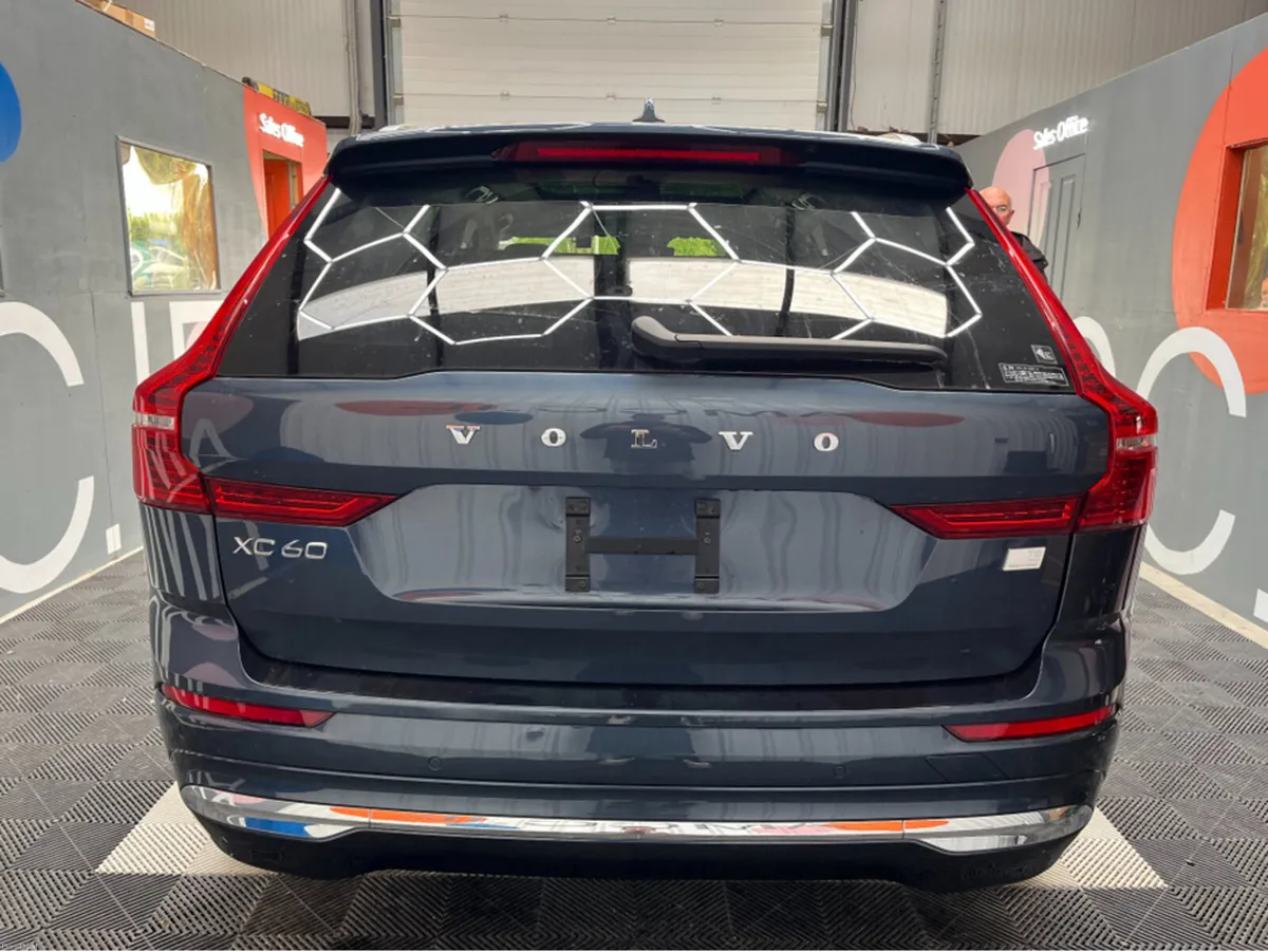 Volvo XC60 2021 VOLVO XC60 RECHARGE HYBRID T8 2.0 - Image 3