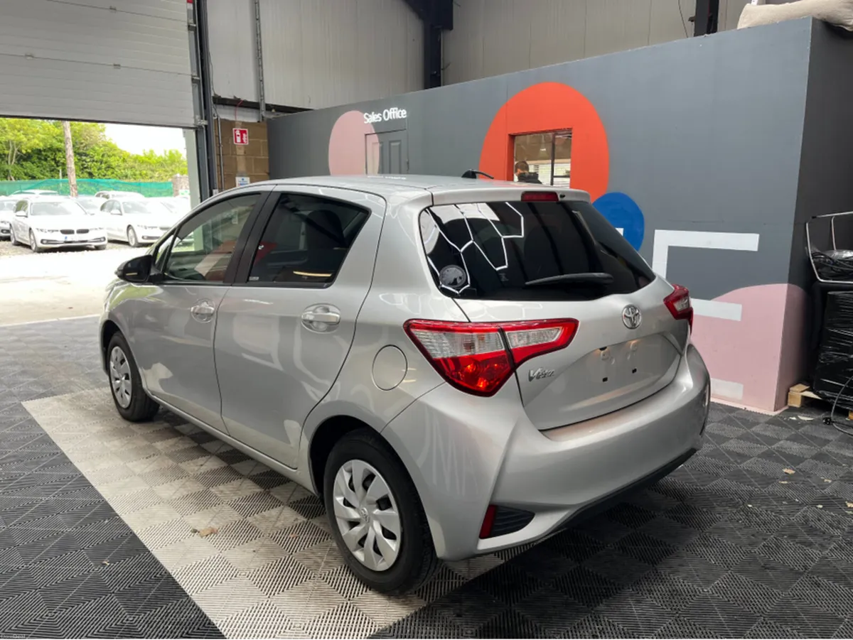 Toyota Vitz 2019 TOYOTA VITZ F 1.0 AUTOMATIC / REV - Image 4