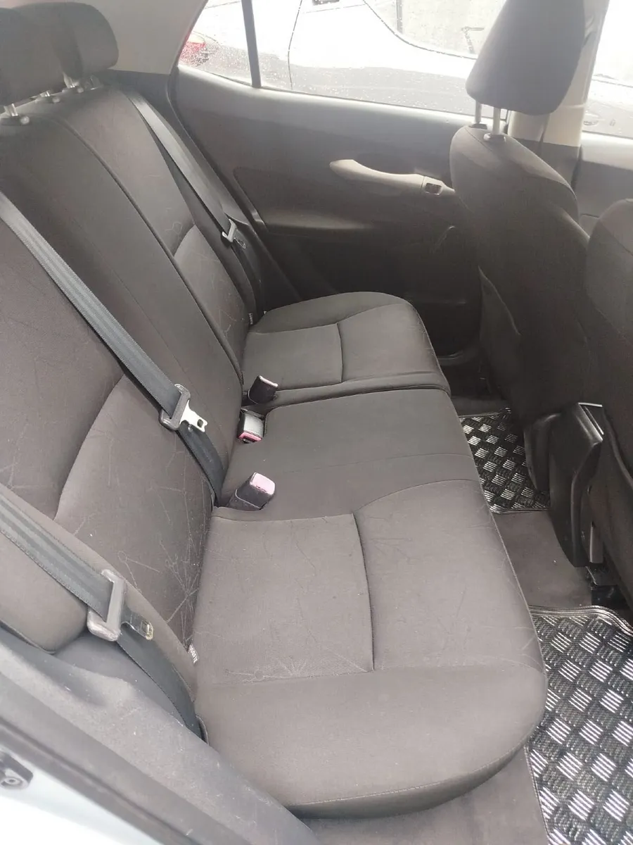 Toyota Auris 2008 - Image 2