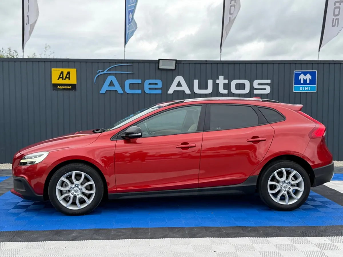 Volvo V40 ***DEPOSIT TAKEN*** CROSS COUNTRY - 2.0L - Image 4