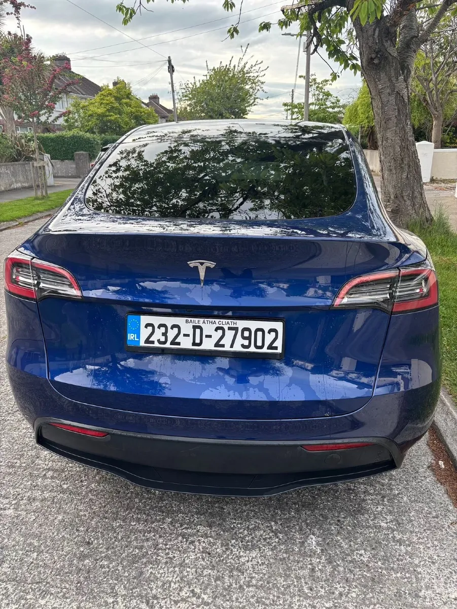 Tesla Model Y 2023 - Image 2