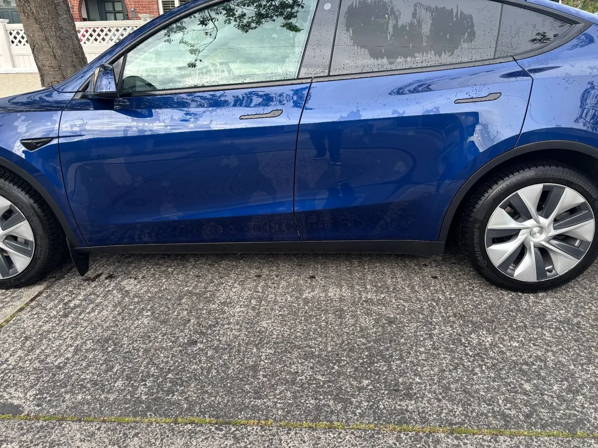 Tesla Model Y 2023 - Image 3