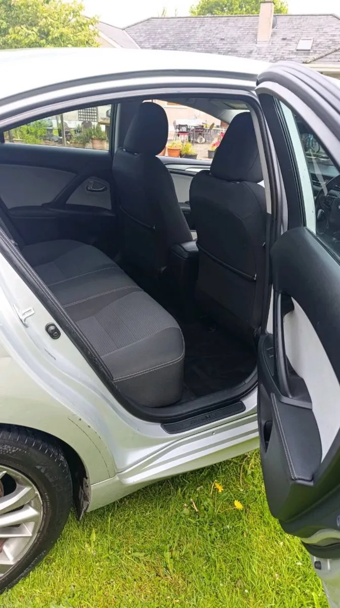 Toyota Avensis Luna 2015 - Image 4