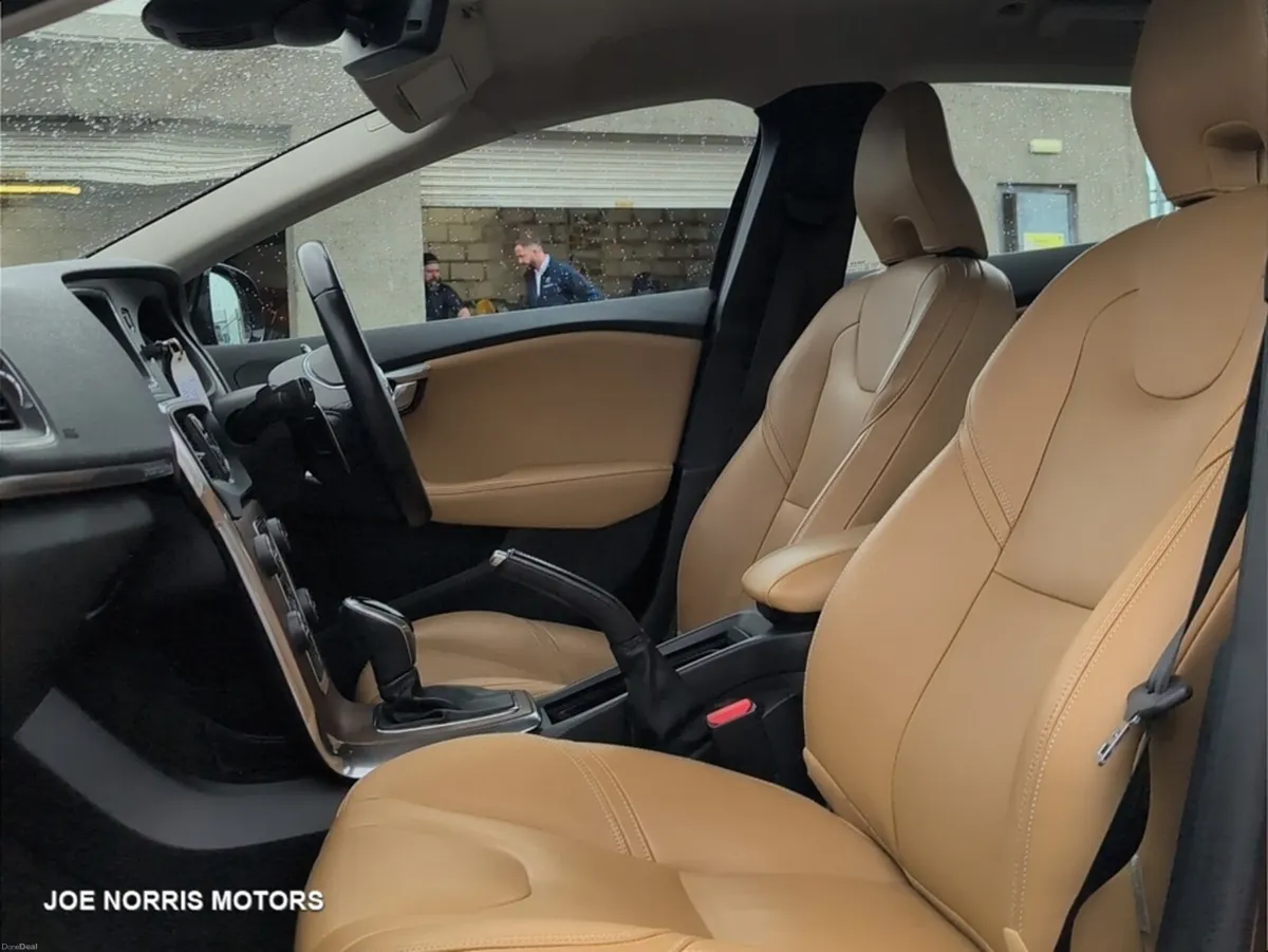 Volvo V40 2.0 Diesel Cross Country AUTO - Image 4