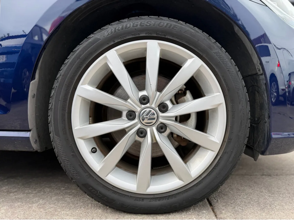 Volkswagen Golf LOW MILEAGE Highline Automatic - Image 4