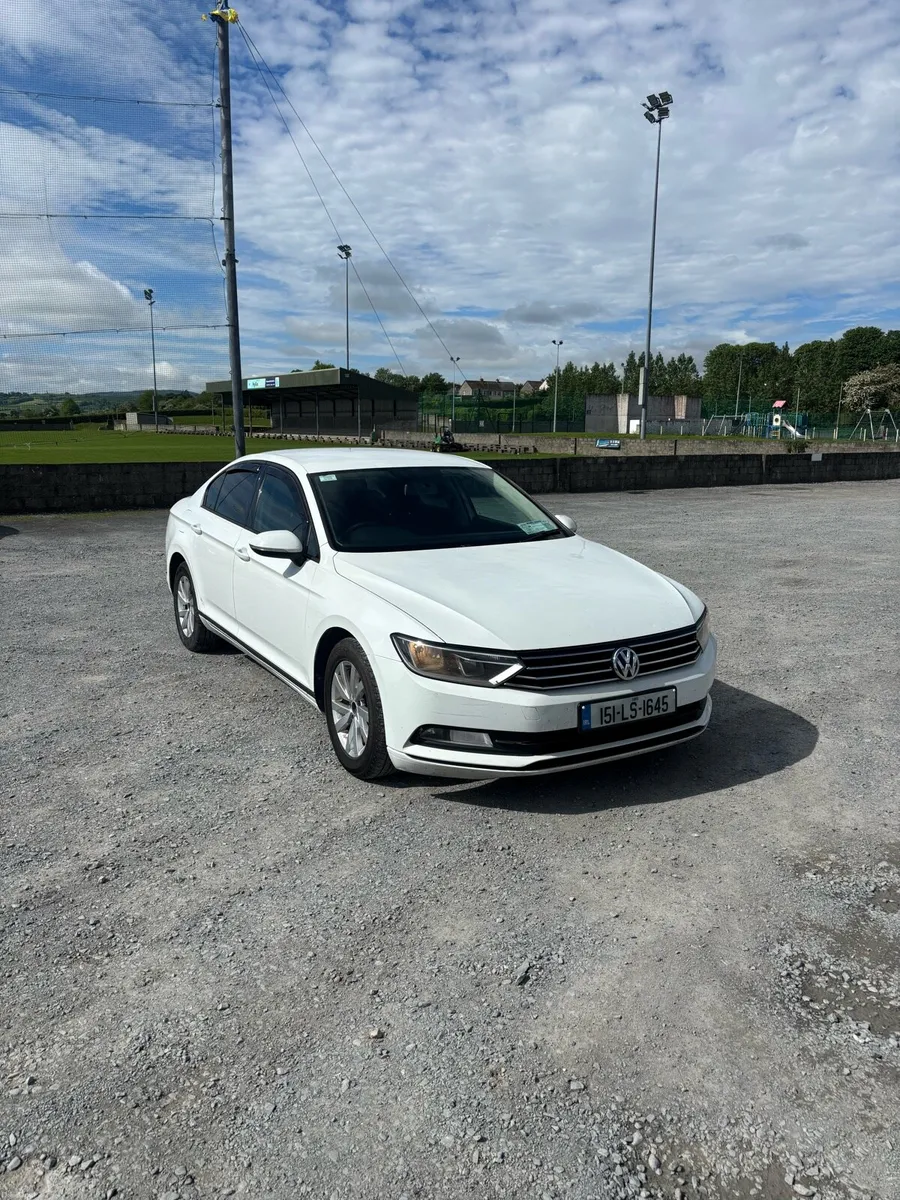 2015 Volkswagen Passat - Image 2