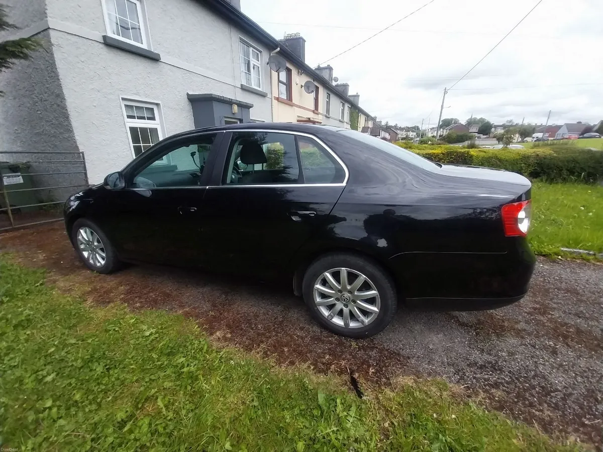 Volkswagen Jetta 2009 - Image 2