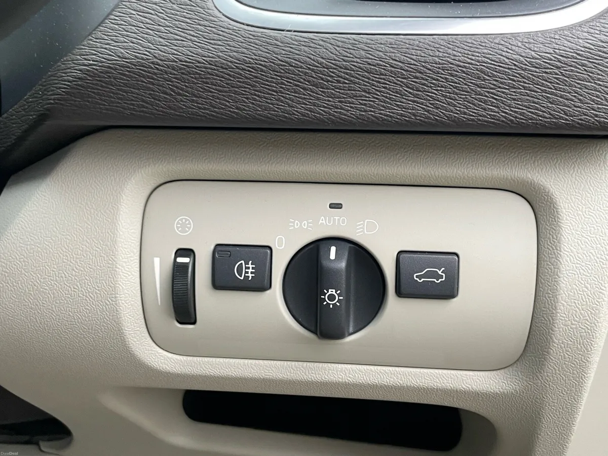 Volvo V40 T4 Automatic with TOP SPEC - Image 6