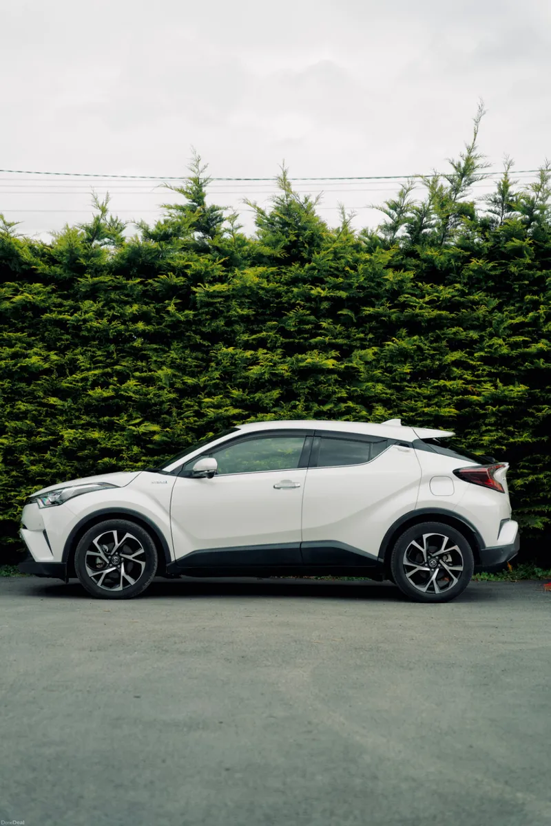 Toyota C-HR Hybrid 2018 - Image 2