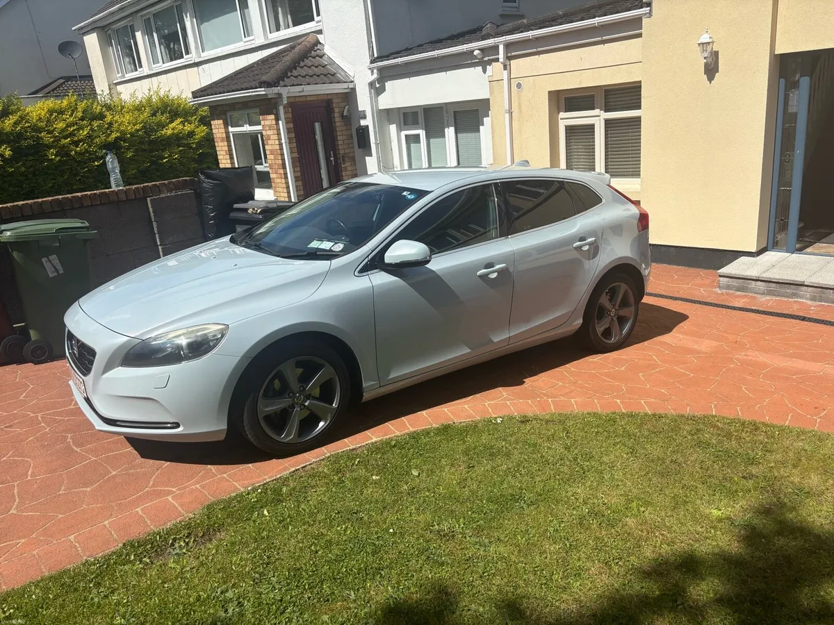 Volvo V40 full spec AUTOMATIC - Image 2