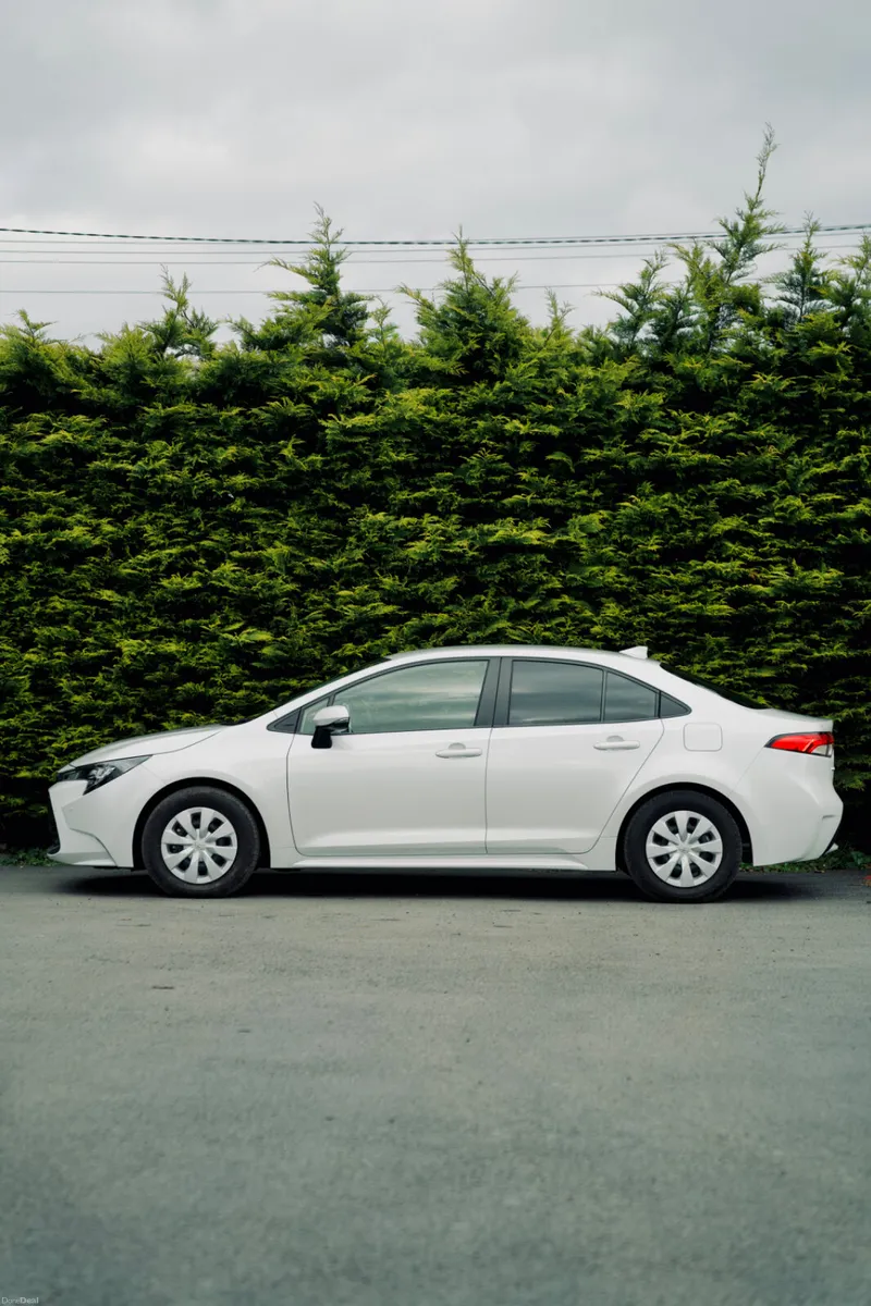 Toyota Corolla 1.8 Hybrid 2024 - Image 2