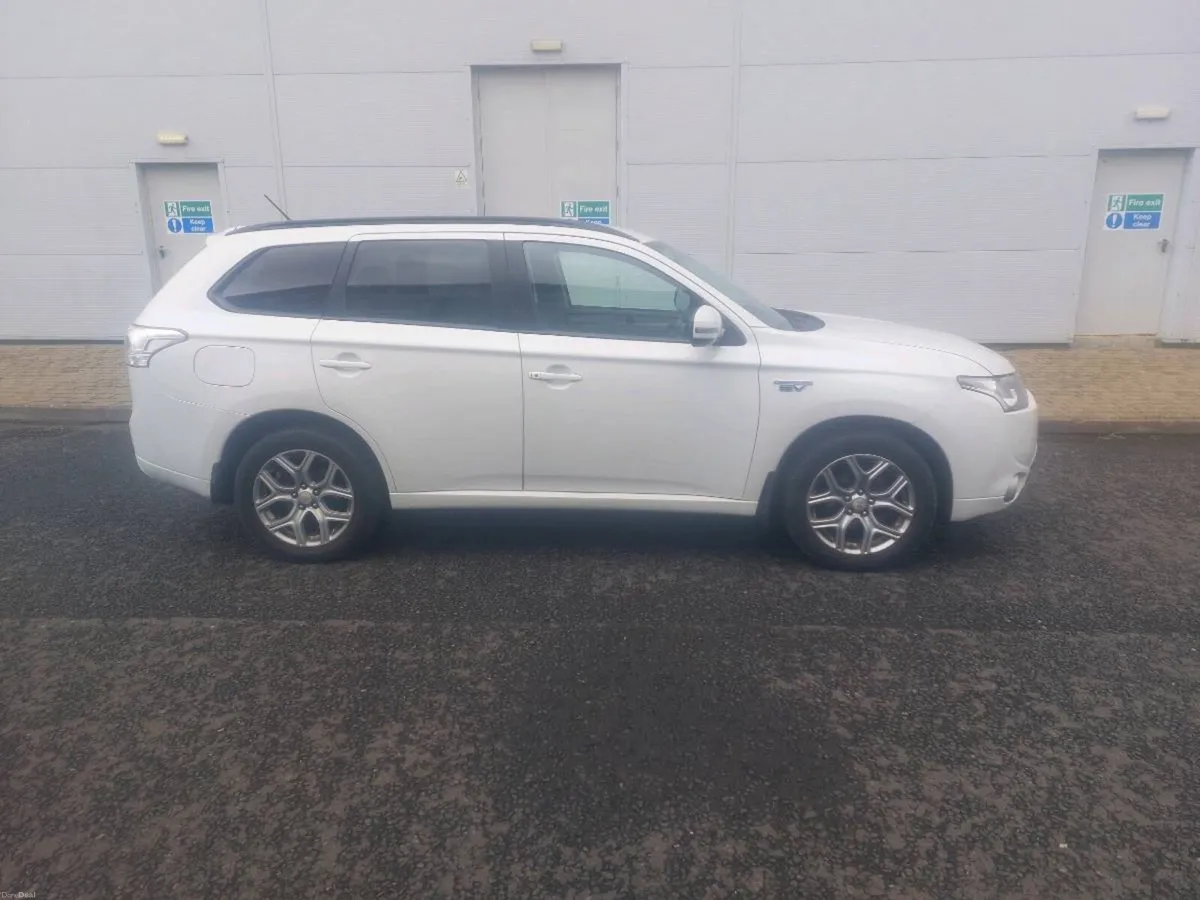 2015 MITSUBISHI OUTLANDER HYBRID 4WD - Image 4