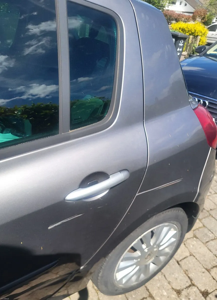 Renault Clio 2011 - Image 2