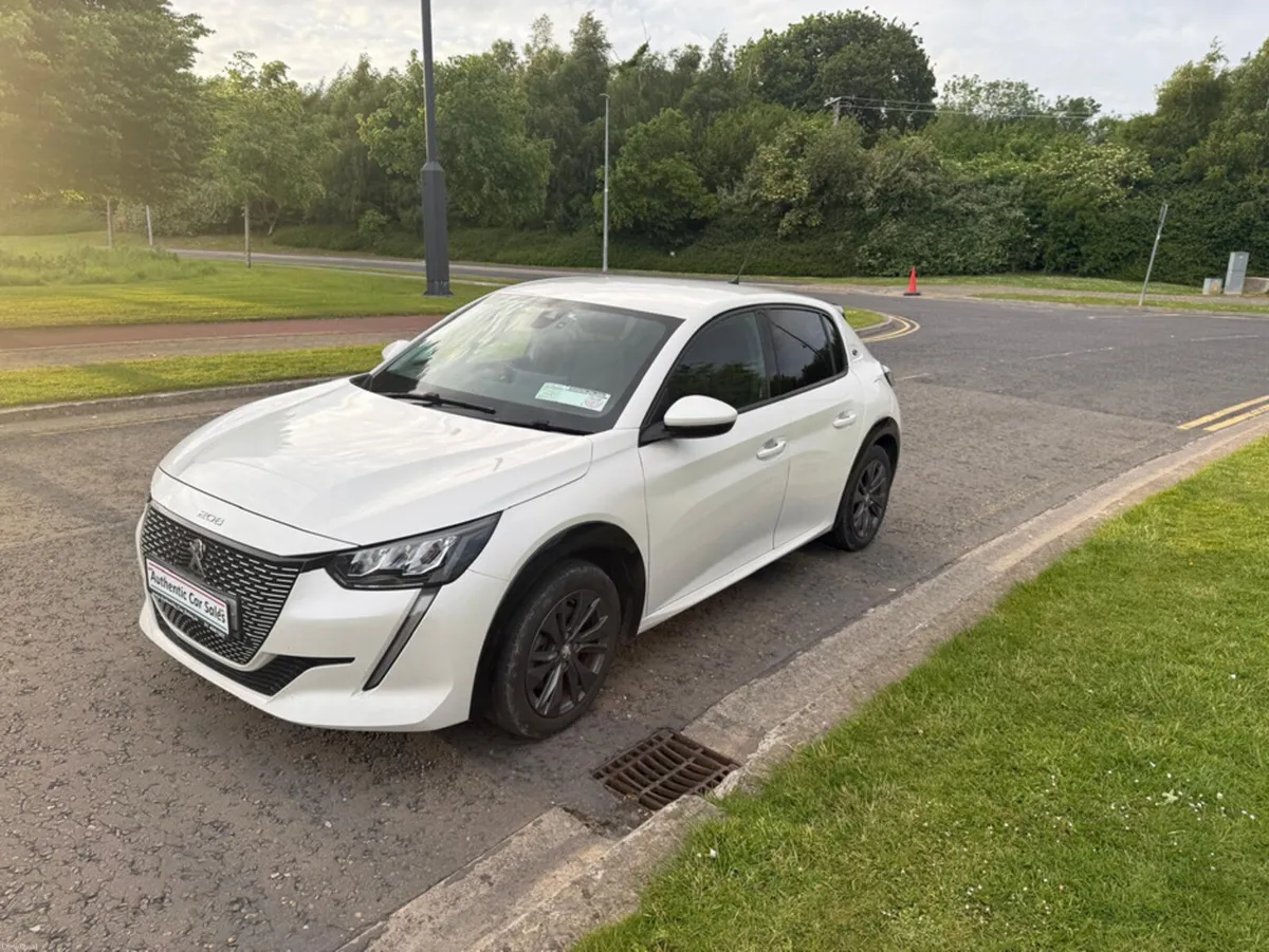 Peugeot 208 ALLURE 136BHP 50 KWH 4DR A AUTO - Image 4