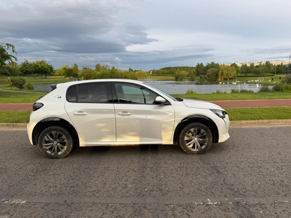 Peugeot 208 ALLURE 136BHP 50 KWH 4DR A AUTO - Image 2