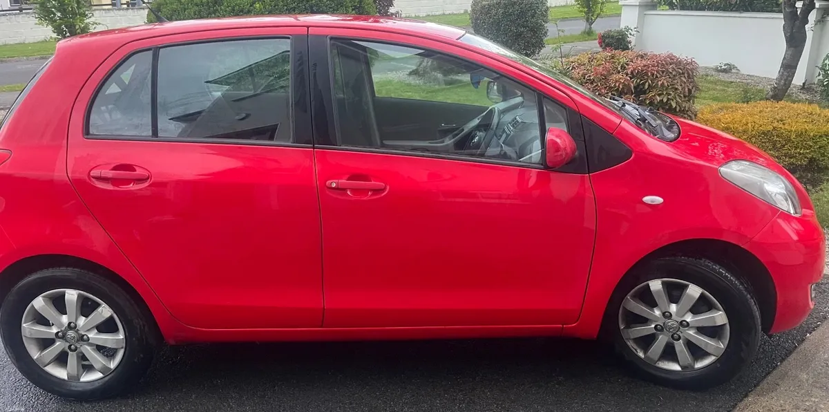 Toyota Yaris 2011 - Image 2