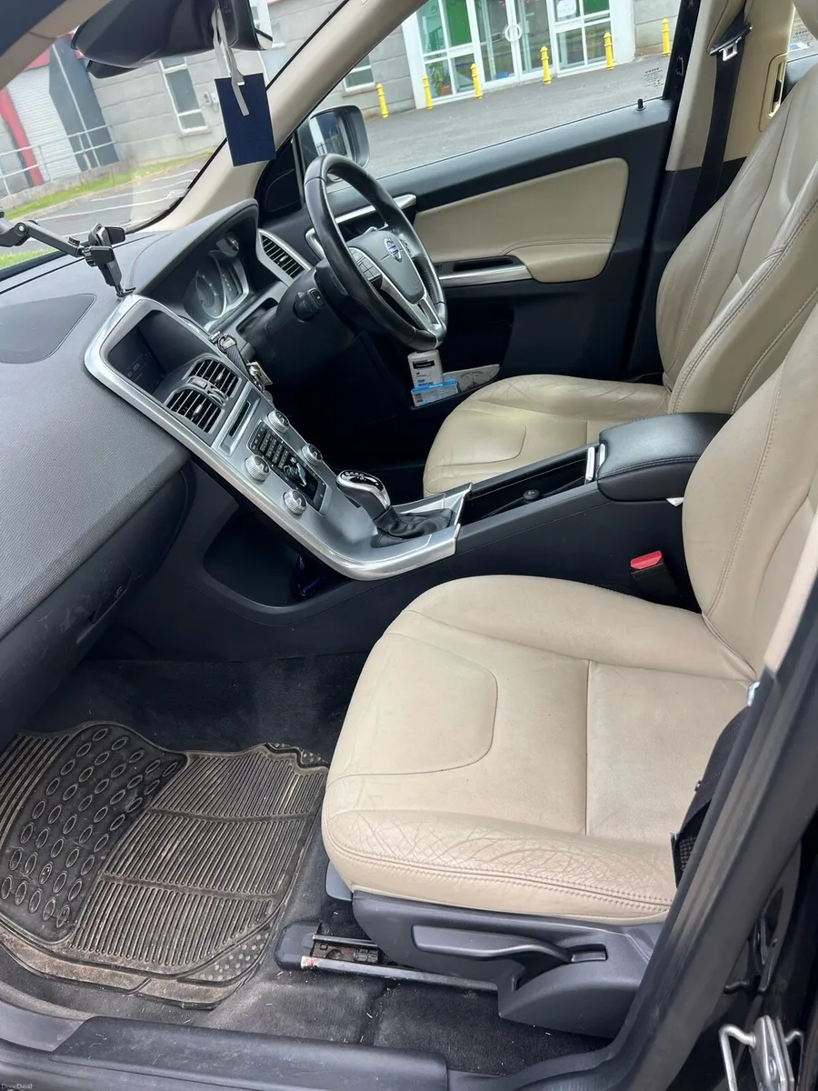 2017 Volvo XC60 Auto 2.0d se Nav 190bhp - Image 5
