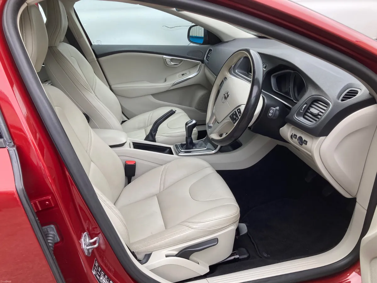 2017 Volvo V40 2.0 Diesel Momentum Edition - Image 4