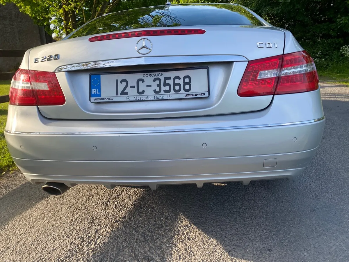 MERCEDES BENZ E COUPÉ AUTA AS NEW - Image 6