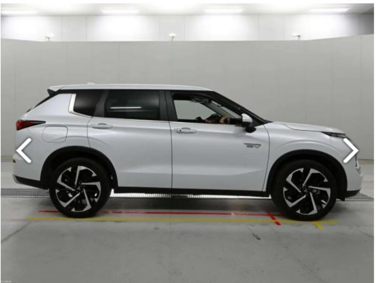 2023 Mitsubishi Outlander 2.4 Plug in hybrid - Image 4