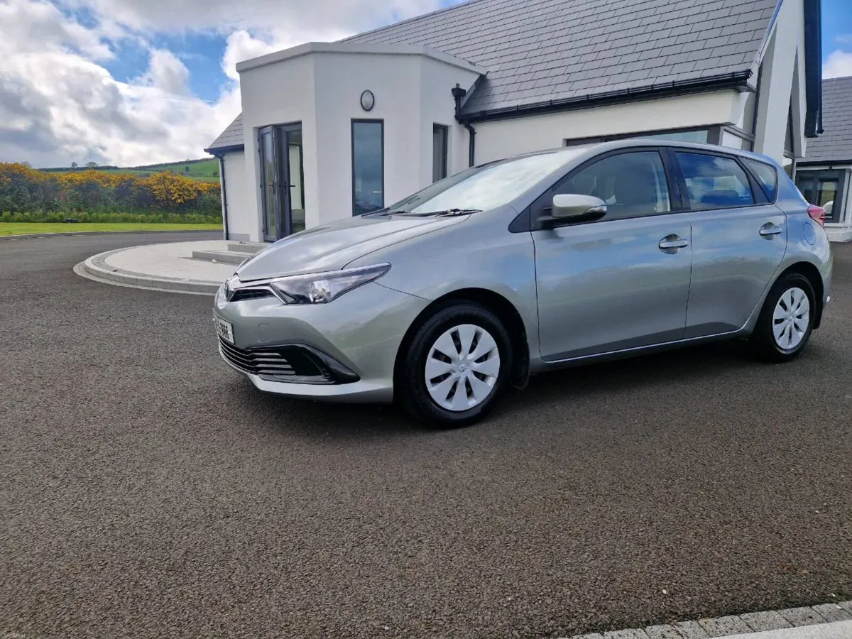 2015 Toyota Auris Low Kms - Image 3
