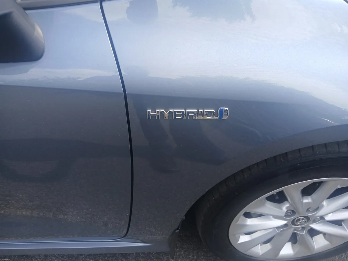Toyota Corolla saloon   hybrid 2019 - Image 3