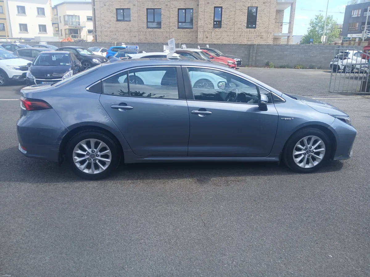 Toyota Corolla saloon   hybrid 2019 - Image 2