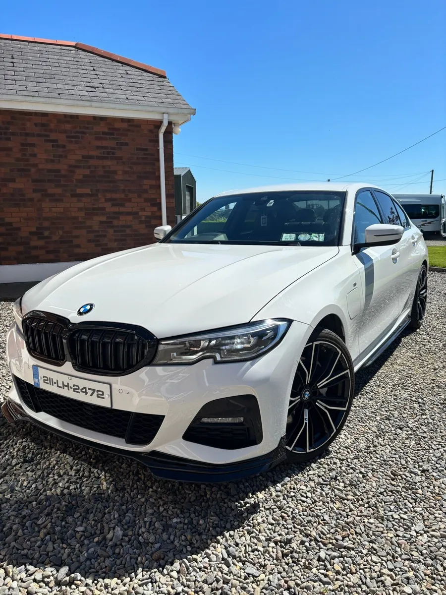 BMW 330e M - Image 1