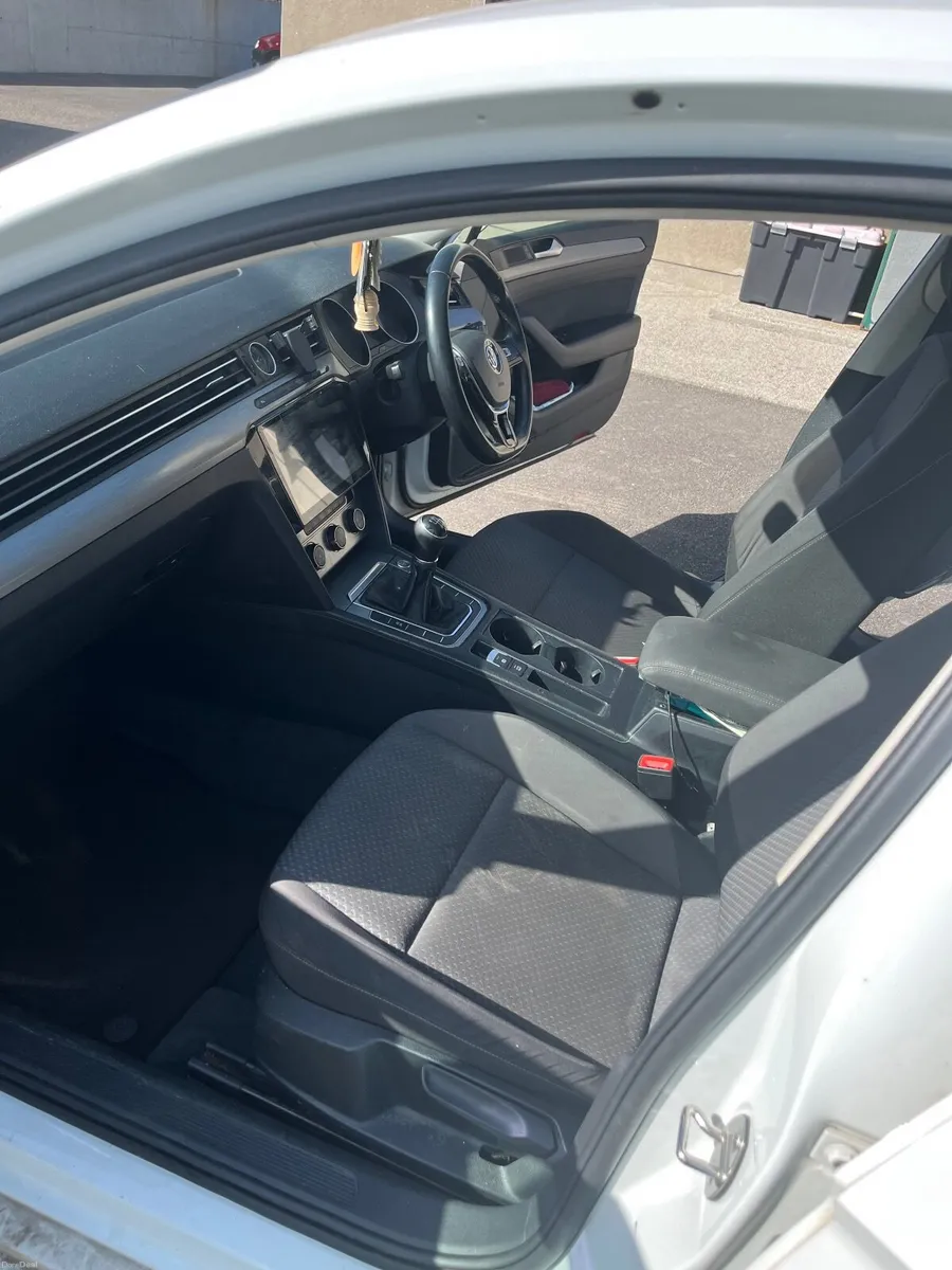 Volkswagen Passat 2015 - Image 2
