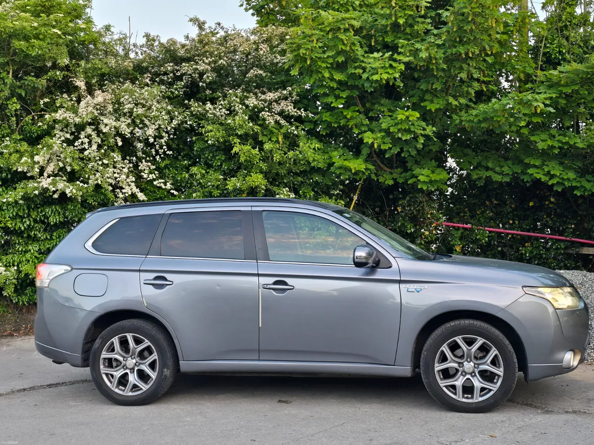 Mitsubishi Outlander 2015 hybrid.  Auto low miles - Image 4