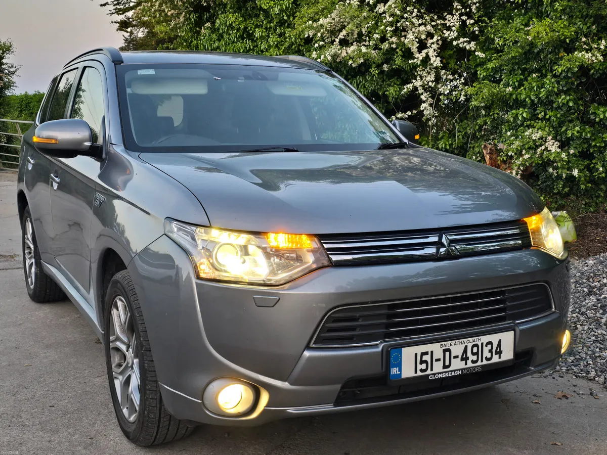 Mitsubishi Outlander 2015 hybrid.  Auto low miles - Image 6