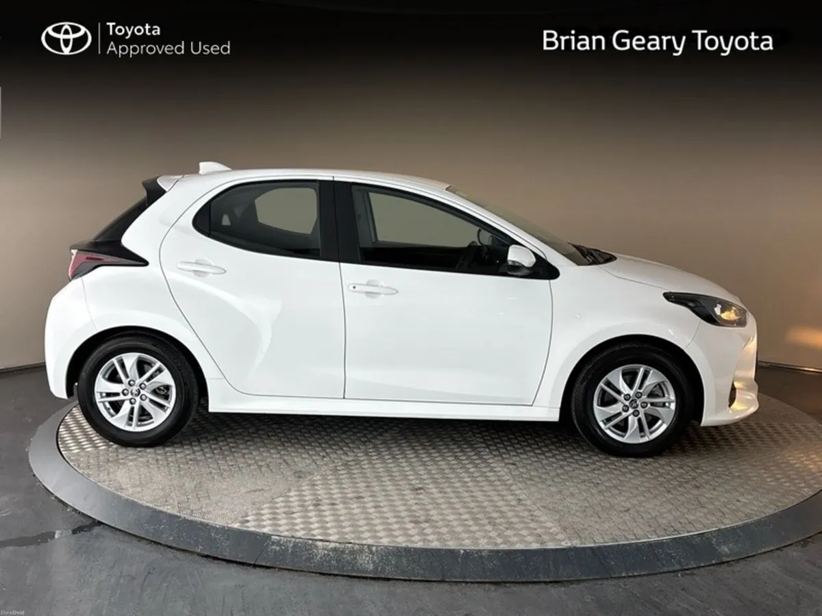 Toyota Yaris HYBRID LUNA - Image 3