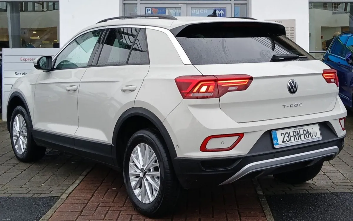 Volkswagen T-Roc Life 2.0 TDI 116HP **REAR VIEW CA - Image 4