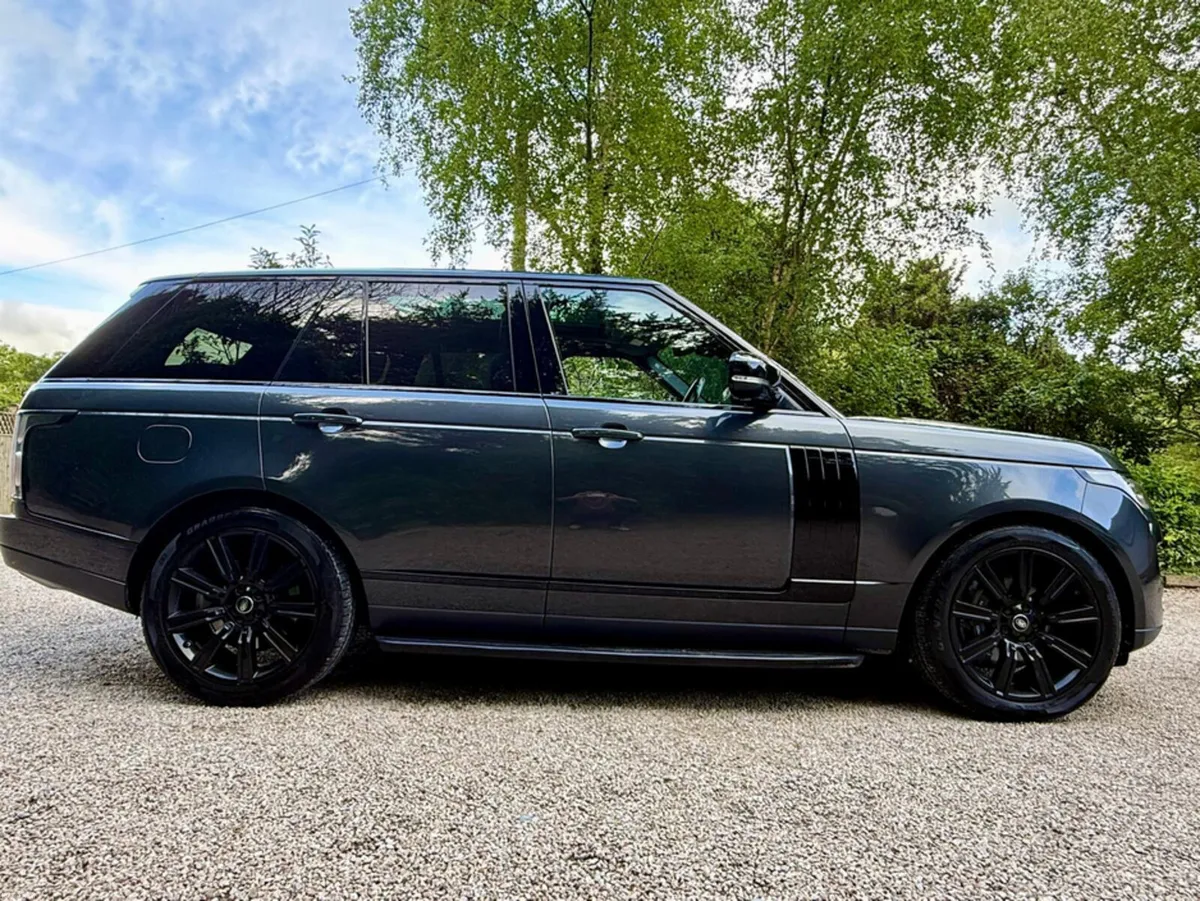 Land Rover Range Rover P400E VOGUE BLACK EDITION - Image 3