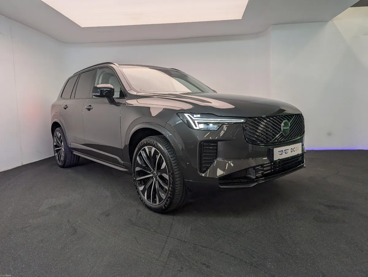 Volvo XC90 PHEV Ultra Dark **PANO ROOF** - Image 4