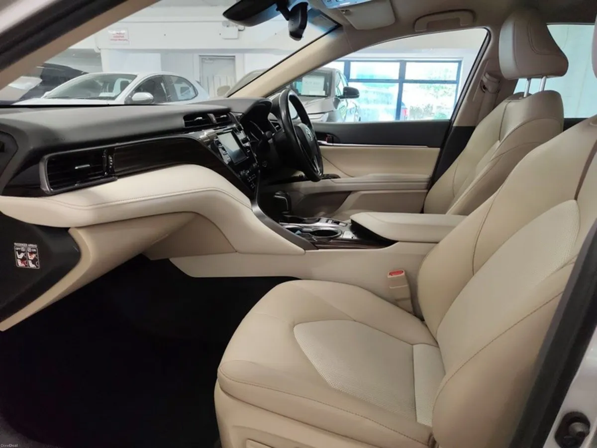 Toyota Camry HYBRID PLATINUM - Image 6
