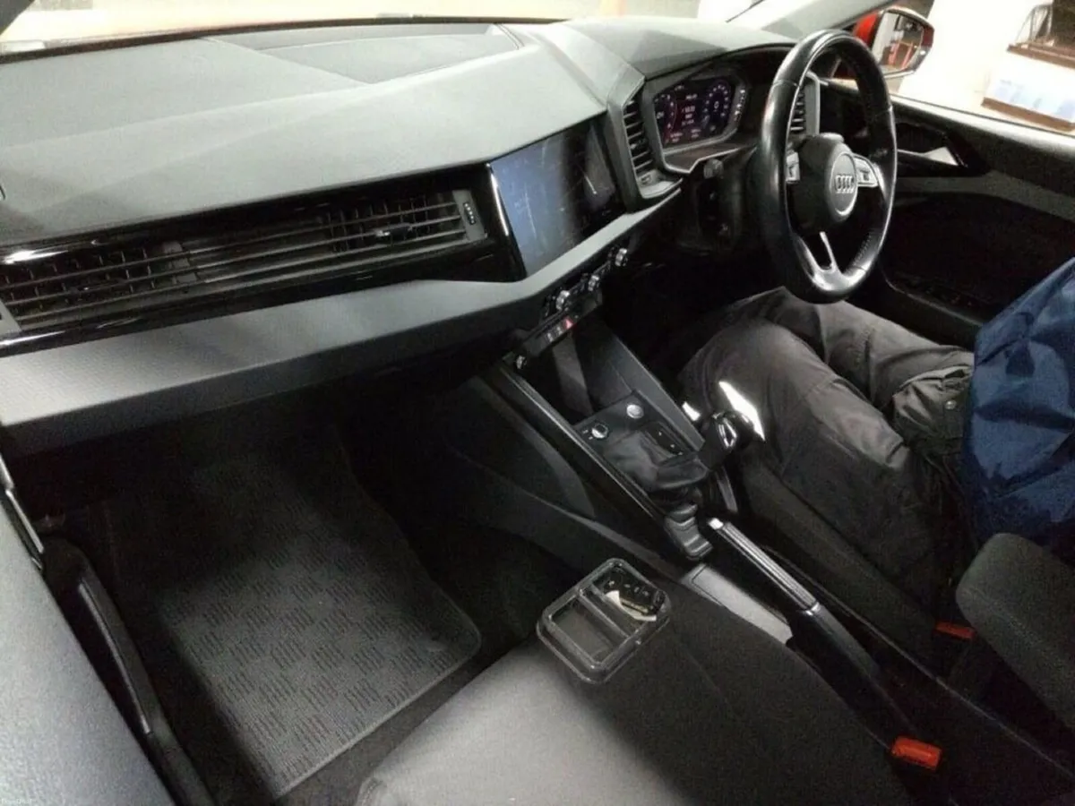 Audi A1 1.0 AUTOMATIC - FACTORY ALLOYS - REAR CAME - Image 3