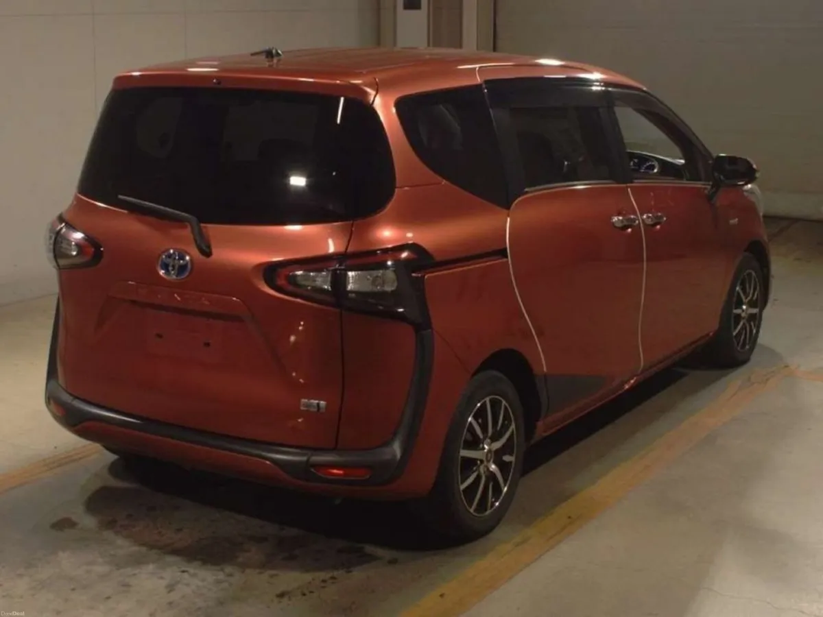 Toyota Sienta 1.5 HYBRID - 7 SEATER - ALLOY WHEELS - Image 2