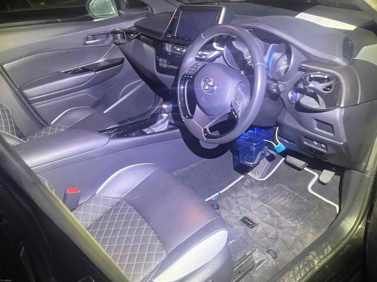 Toyota C-HR 1.8 HYBRID G MODE NERO - HALF BLACK LE - Image 3