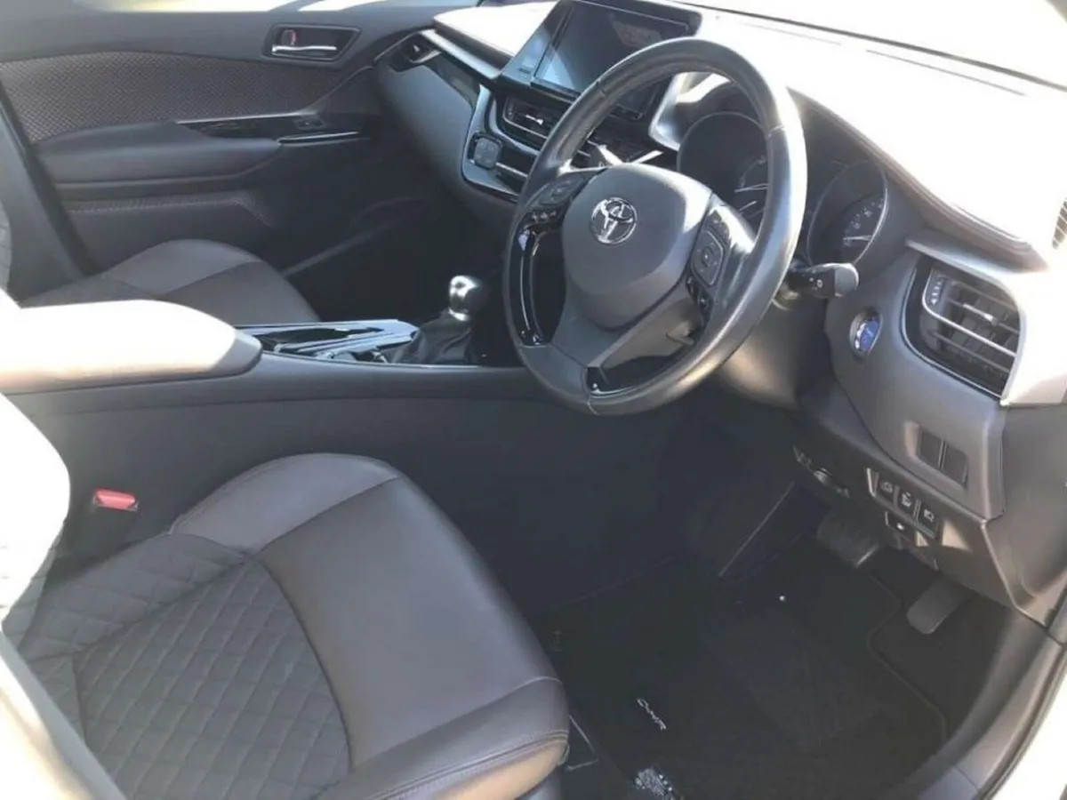 Toyota C-HR G PACKAGE - HALF BROWN LEATHER - FACTO - Image 3