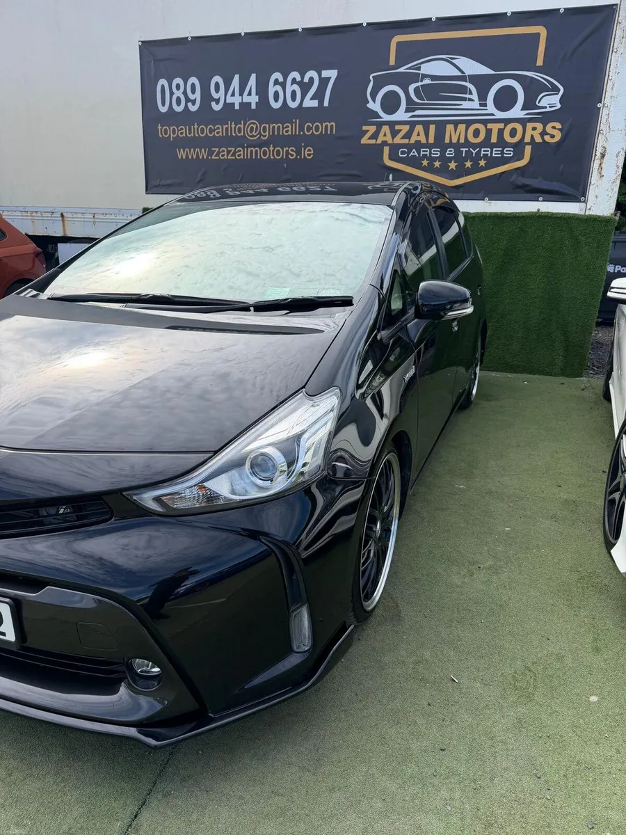 Toyota prius alpha - Image 1