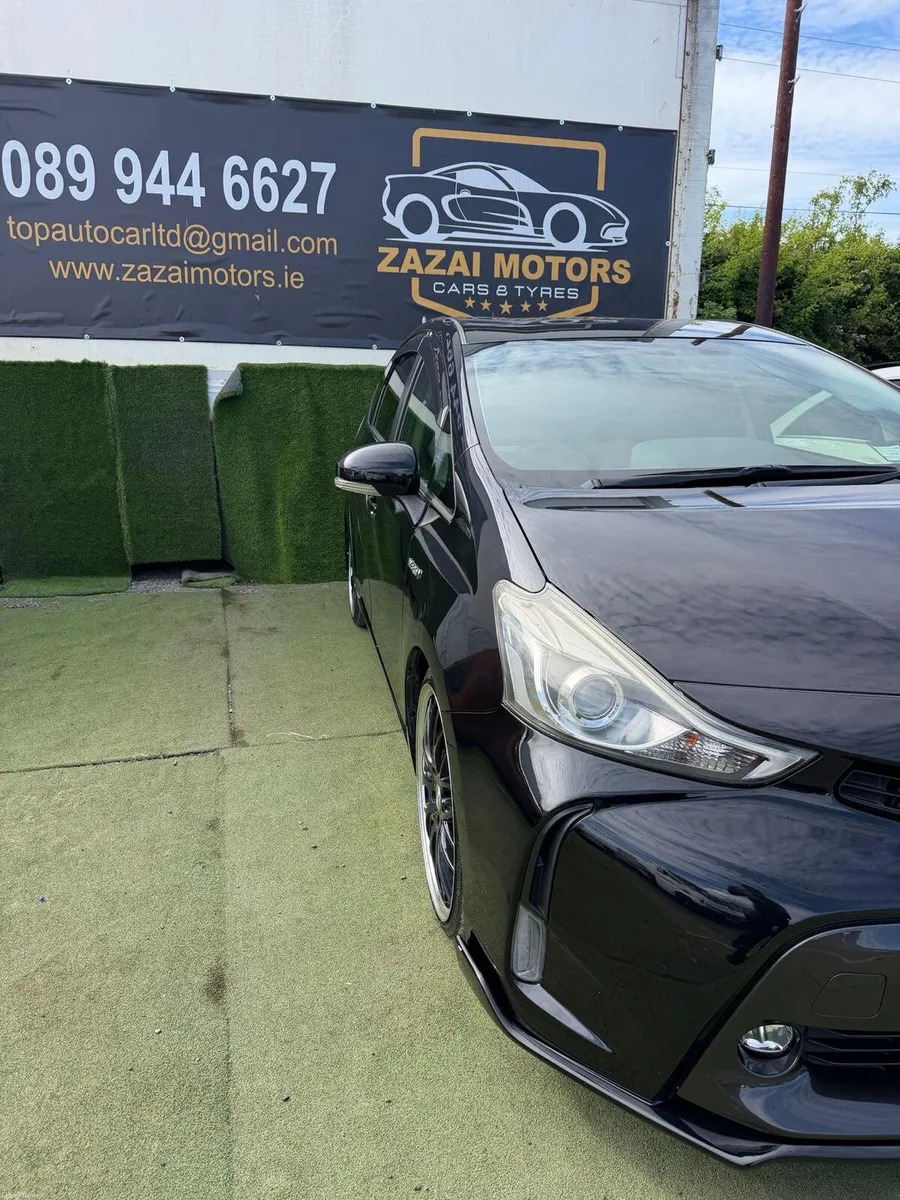 Toyota prius alpha - Image 5