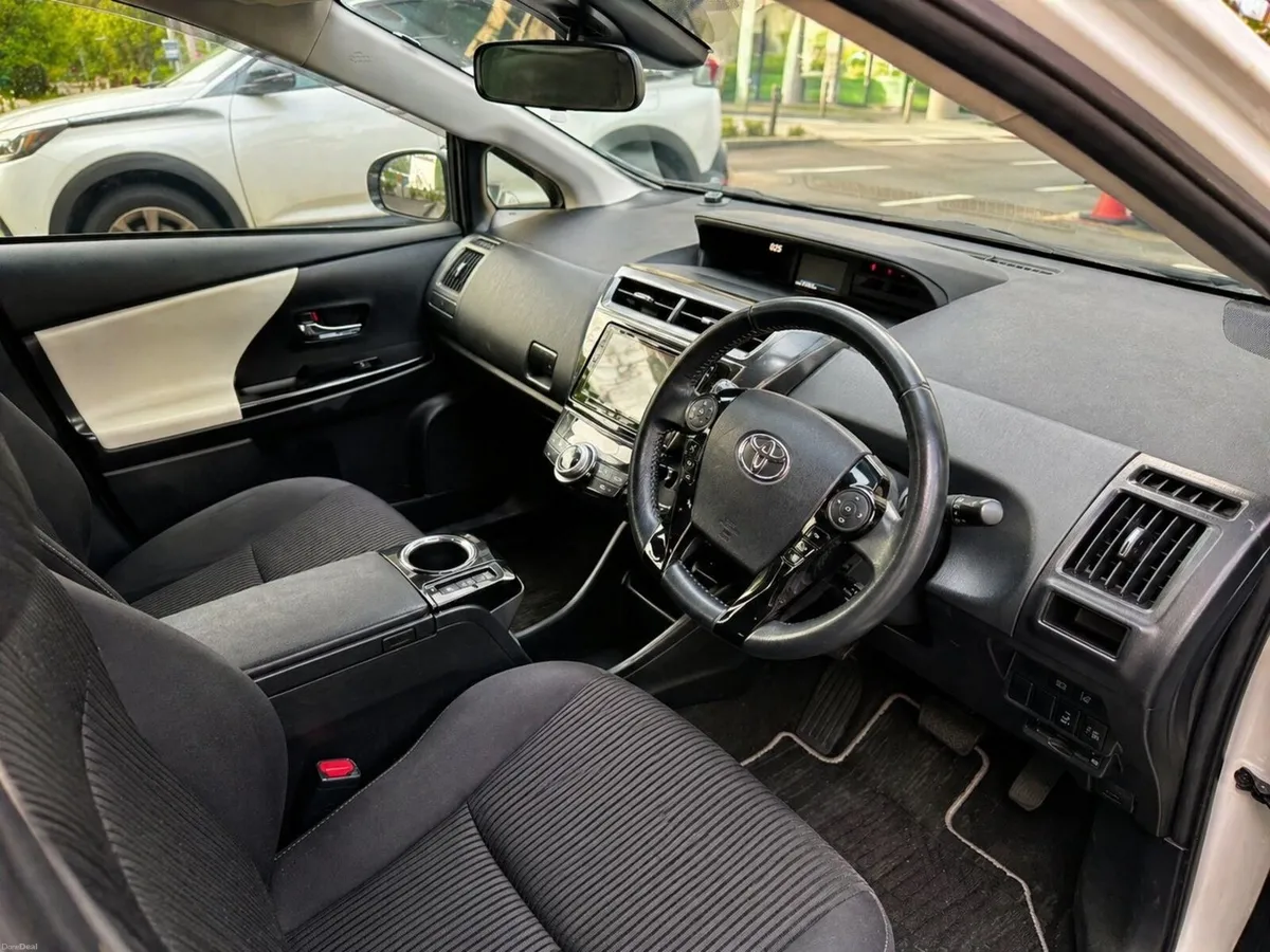 Toyota Prius alpha Taxi - Image 4