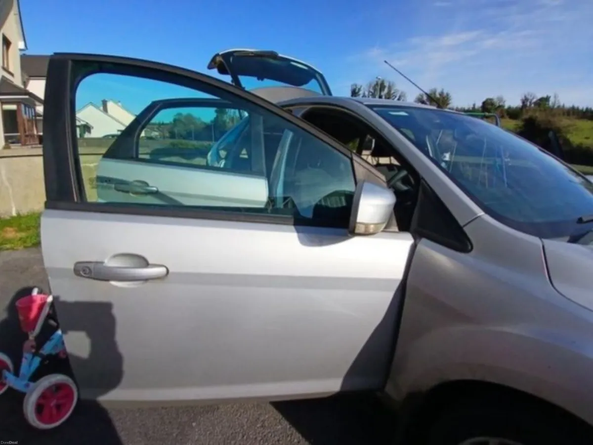Ford Focus 2009 - For Sale for parts or total serv - Image 2