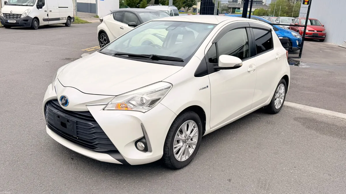 Toyota Vitz White - Image 1