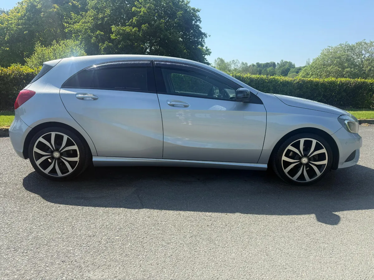 MERCEDES A180 NIGHT EDITION AUTO 2015 - Image 3